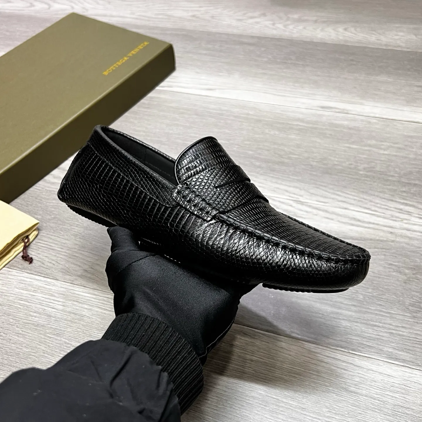 Factory price 480 BV 〰️Purely handmade classic men's beanie shoes👉👉driving shoes, slip-on shoes, made of imported cowhide from Italy, 💕water-dyed cowhide lining, 🔊original outsole, waterproof platform design, comfortable on the feet. A good choice for traveling and driving, three colors available, code number: 38-44, (45 can be customized)